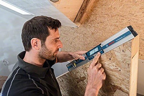 Niveau électronique GIM 60 Bosch Professional (plage de mesure : 0-360º, longueur : 60 cm)