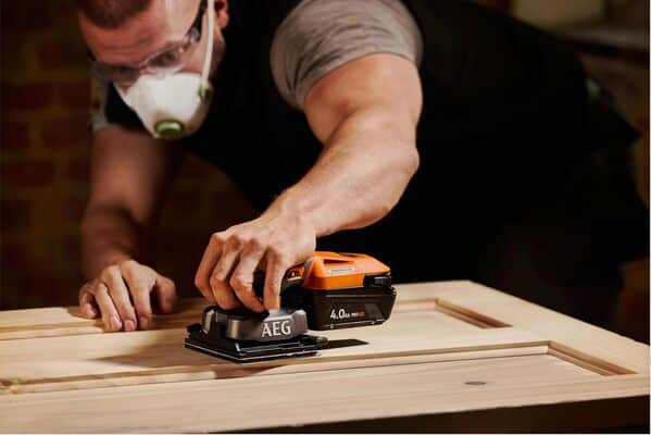 AEG - Ponceuse vibrante 18V SUBCOMPACT BRUSHLESS, 1/4 feuille, 7000 à 12000 osc/min, fixation scratch ou à pince (sans batterie) - BFS18SBL-14-0