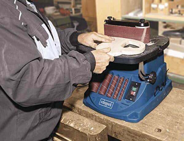 Découvrez notre test détaillé de la ponceuse oscillante Scheppach OSM600 : une machine puissante de 450W alliant efficacité et polyvalence pour vos projets de bricolage.