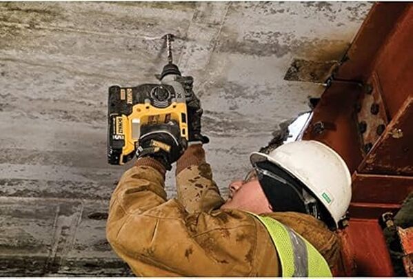 Découvrez notre test complet du perforateur Dewalt DCH273NT-XJ 18V XR. Analyse de sa puissance, ergonomie et efficacité pour les travaux de bricolage exigeants.