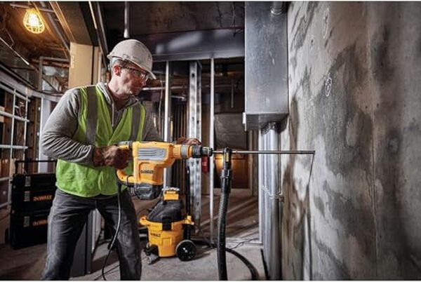 Découvrez notre test détaillé du perforateur burineur Dewalt D25614K-QS. Puissance 1350W, performances, avantages et inconvénients : guide d'achat complet. 