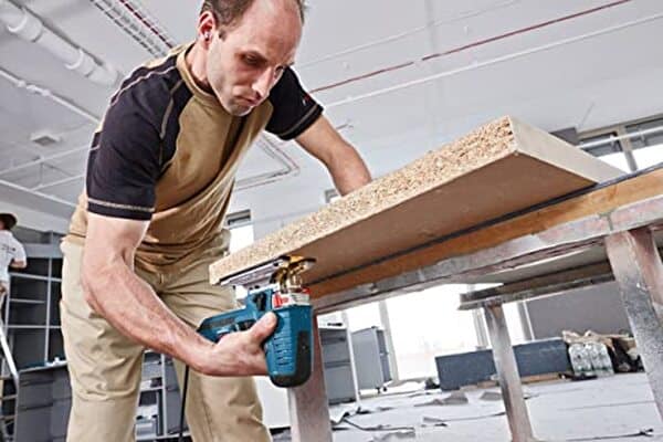 Découvrez notre test complet de la scie sauteuse Bosch GST 160 CE 800 W : performances, caractéristiques et avis pour bien choisir votre outil. 