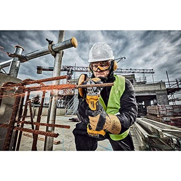 Découvrez notre test détaillé de la meuleuse Dewalt XR 18V Brushless 125mm : performances, avantages et verdict complet pour choisir le bon outil.