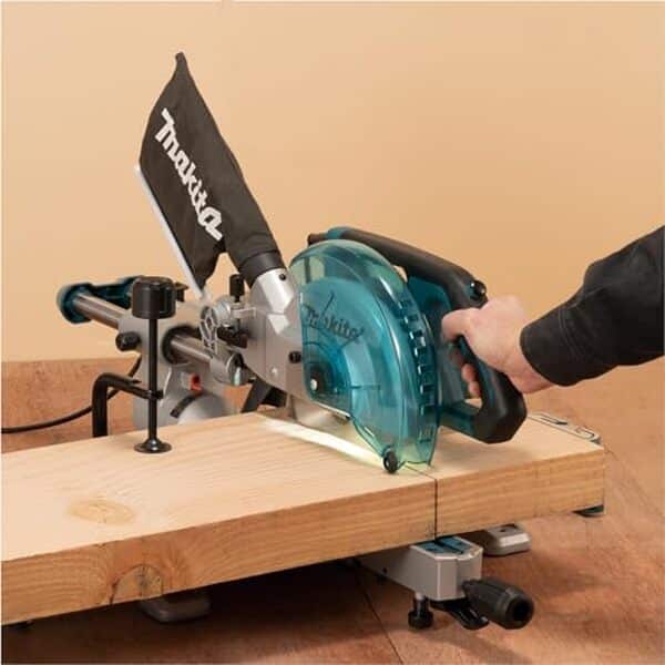 Découvrez notre test complet de la scie radiale Makita LS0816F 1200W : performances, caractéristiques et avis pour bien choisir votre outil.