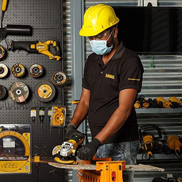 Découvrez notre test complet de la meuleuse DeWalt DWE4357-QS 1700W : performances, avantages et caractéristiques pour les professionnels et bricoleurs. 