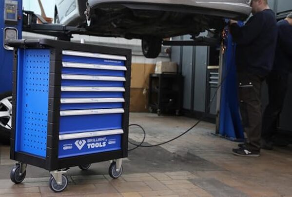 Découvrez notre test détaillé du chariot d'atelier Brilliant Tools BT153207 : caractéristiques, qualité des 207 outils et praticité des 7 tiroirs pour votre garage.