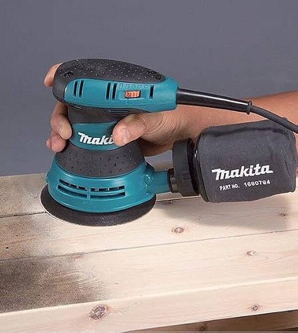 Découvrez notre test détaillé de la ponceuse vibrante Makita BO5031 : performances, avantages et inconvénients pour choisir le bon outil de ponçage.