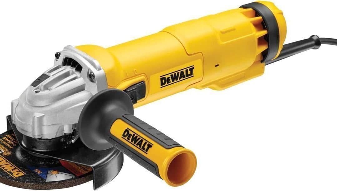 Test de la meuleuse d'angle Dewalt DWE4237-QS : puissance et sécurité au rendez-vous