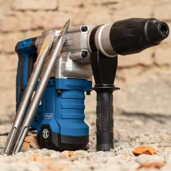 Découvrez notre test détaillé du perforateur Scheppach DH1600MAX. Analyse complète de sa puissance, son efficacité et ses performances pour vos travaux de perçage et burinage.