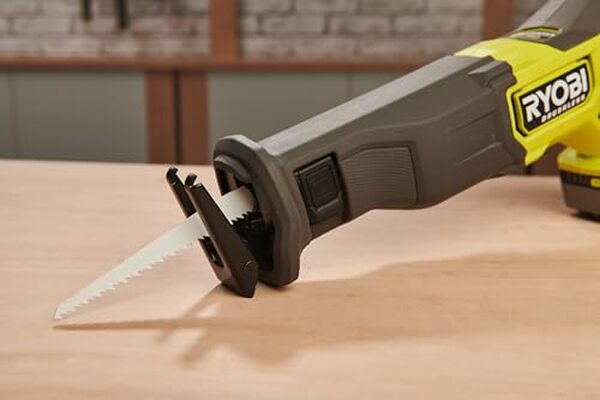 Découvrez notre test complet de la scie sabre sans fil Ryobi RRS18BL-0 18V brushless : performances, avantages et verdict pour vos travaux de coupe.