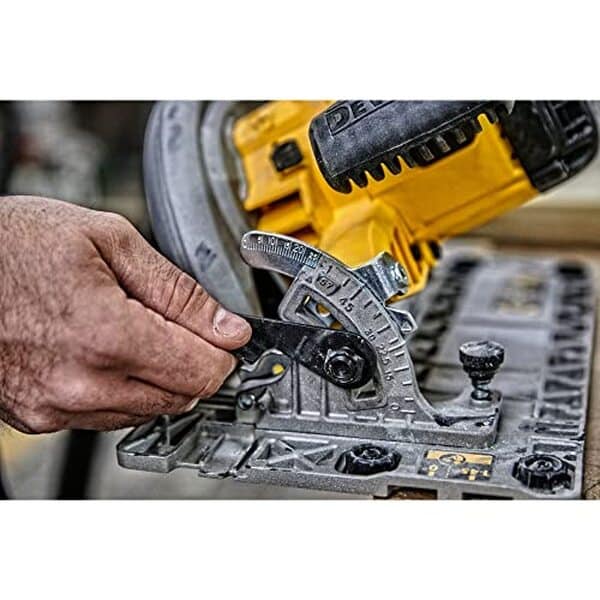 Découvrez notre test détaillé de la scie circulaire DeWalt DWE576K-QS 1000 W : performances, avantages et verdict complet pour bien choisir votre outil.