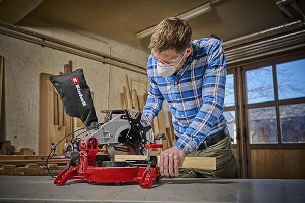 Découvrez notre test détaillé de la scie à onglet Einhell TC-MS 2513 L : performances, précision et avis sur ce modèle professionnel pour vos travaux de menuiserie.