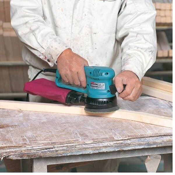 Découvrez notre test détaillé de la ponceuse excentrique Makita BO5041J 300 W. Performances, caractéristiques et avis d'expert pour bien choisir votre ponceuse.