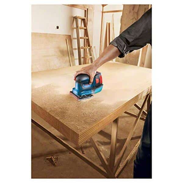 Découvrez notre test détaillé de la ponceuse Bosch GSS 18V-10 : performances, polyvalence et qualité de finition pour tous vos travaux de ponçage.